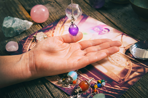 Palm reading, characterization and foretelling the future through the study of the palm with pendulum